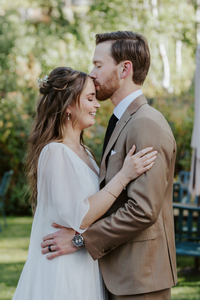 Rainbow Lodge wedding photographer captures snow at August Wedding